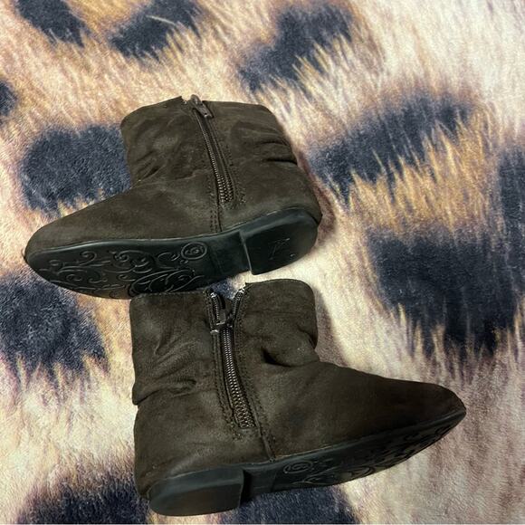 Falls Creek Soft Brown Ruffled Side Booties Baby Girls Size 6 - Picture 2 of 9